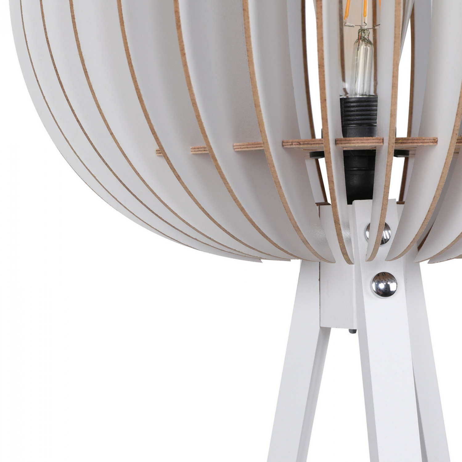 fotistiko-dapedoy-xylino-me-leyko-kapelo-2