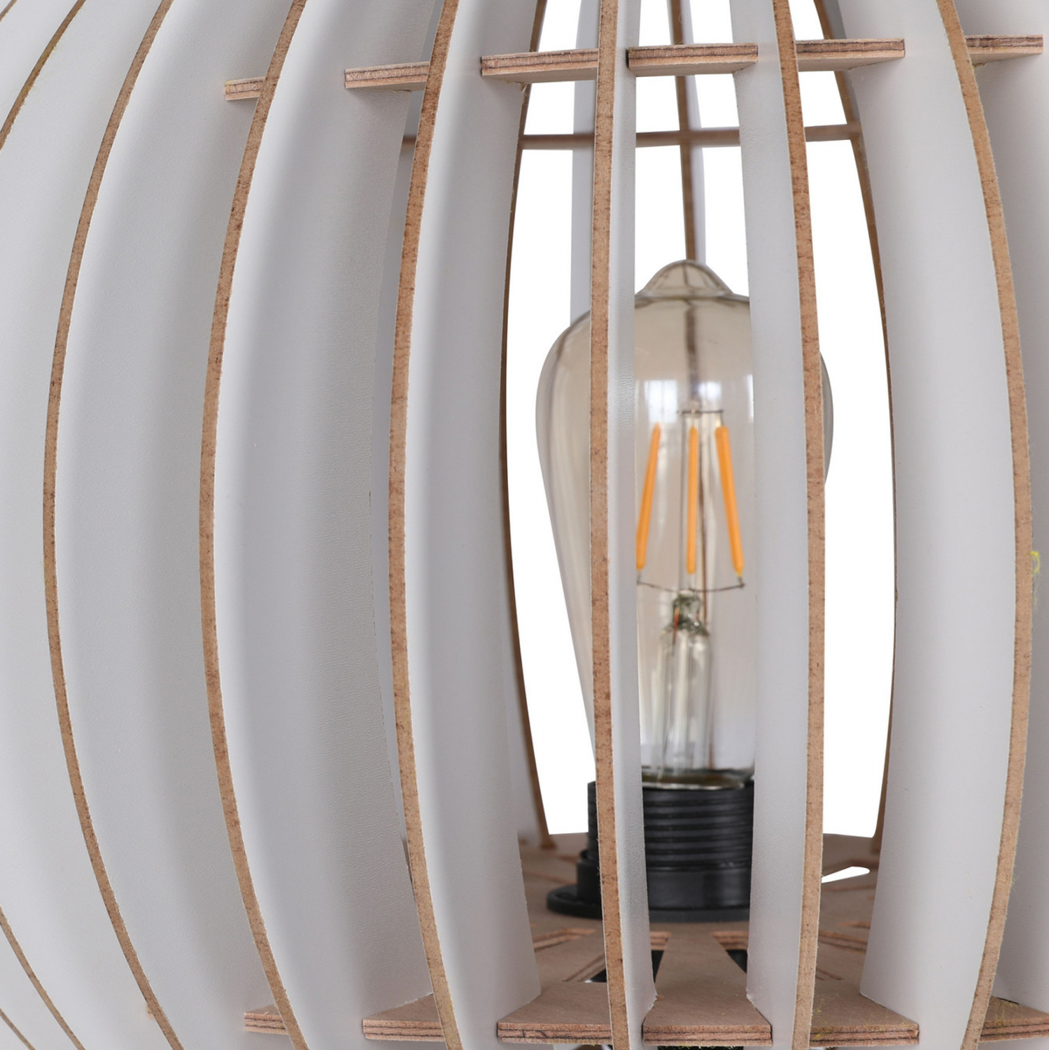 fotistiko-dapedoy-xylino-me-leyko-kapelo-3