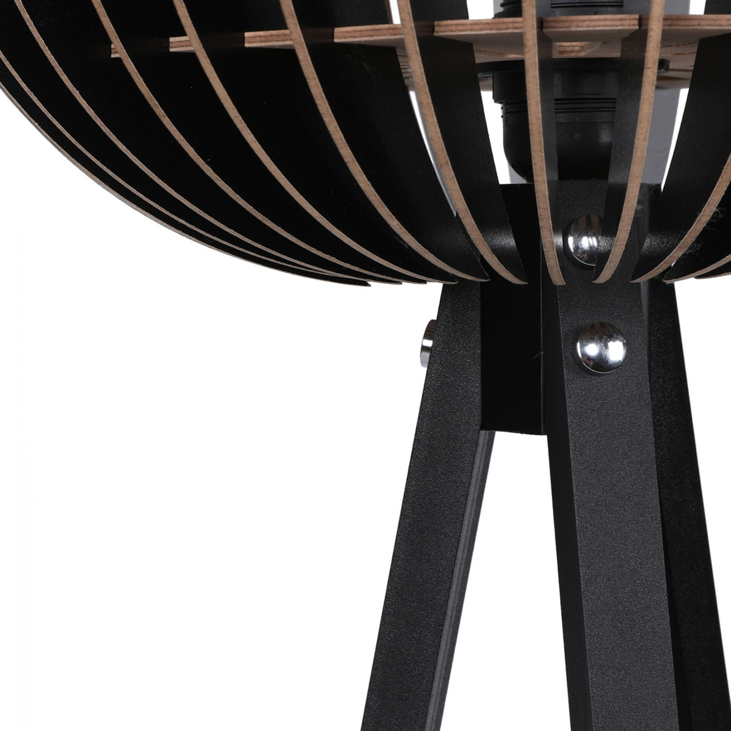 fotistiko-dapedoy-xylino-me-mayro-kapelo-2