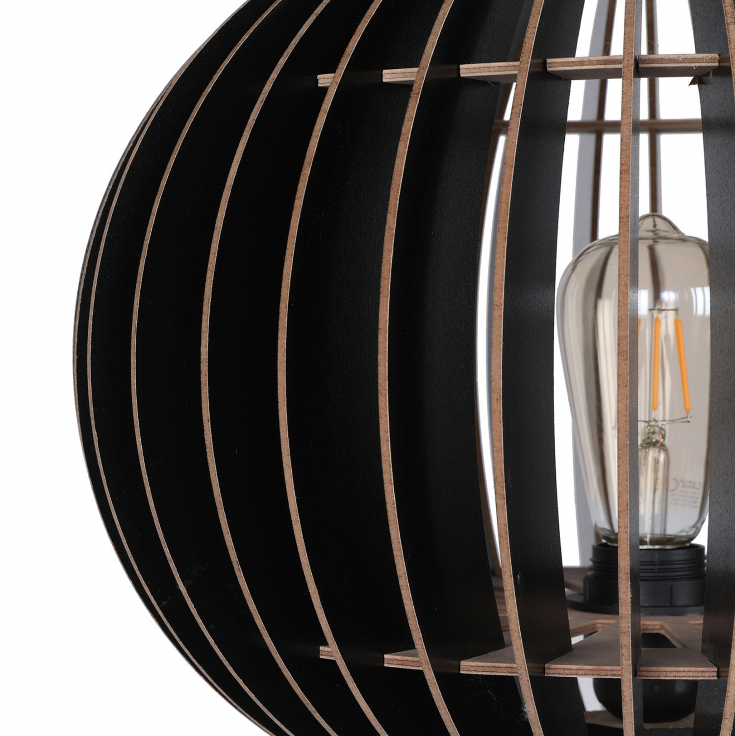 fotistiko-dapedoy-xylino-me-mayro-kapelo-3